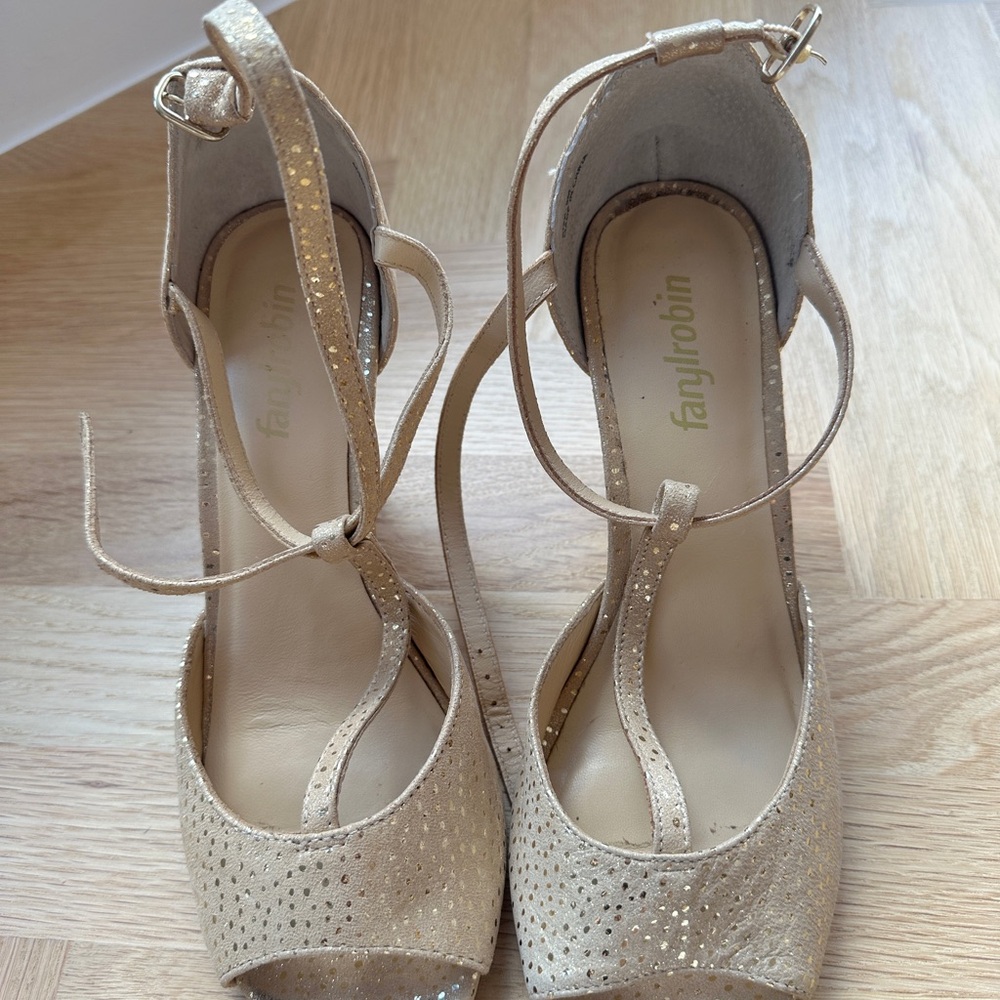 Farylrobin T strapy gold sandals